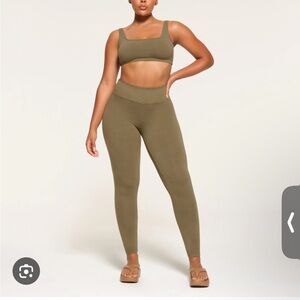 Skims outdoor leggings